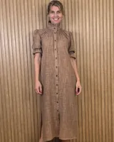 Vestido midi marrón con textura sutil, cuello alto fruncido, cierre frontal con botones y mangas cortas abullonadas con elástico.