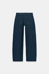 Jeans de tiro medio con diseño de perneras curvas y corte recto, confeccionados en denim con estampado paisley en tonos marrones y beige. Presentan diseño clásico de cinco bolsillos, trabillas para cinturón y cierre frontal con cremallera y botón metálico.