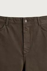 Pantalón cargo straight fit de algodón color negro con efecto lavado, bolsillos laterales en las piernas y cierre frontal con cremallera y botón.