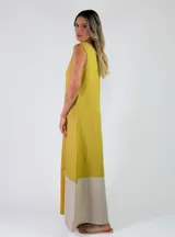Vestido largo sin mangas de lino, con escote en V y diseño de bloques de color en tonos beige, tostado y blanco.