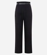 Pantalón de vestir negro de sastrería, corte wide leg y tiro alto. Presenta cierre frontal y trabillas en la cintura, e incluye un cinturón fino de poliuretano.