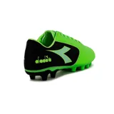 Championes de fútbol Diadora Striker II MD, color verde con detalles en negro y logo en verde claro.