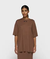 Remera negra de corte oversize con cuello redondo y etiqueta pequeña de la marca en el pecho.