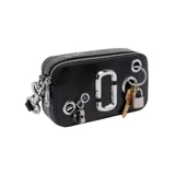 Bandolera Marc Jacobs The Snapshot de cuero negro con herrajes plateados, cierre de doble cremallera, logo metálico frontal y detalles decorativos de anillos, un candado y llaves colgantes.