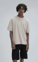 Remera de algodón color arena con estampado floral abstracto en color negro en la parte posterior y pequeño logo en la nuca.