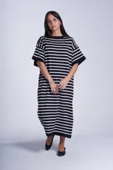 Vestido midi de punto con rayas horizontales blancas y negras, manga corta y corte holgado.
