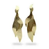 Caravanas artesanales de bronce enchapado en oro, con diseño colgante compuesto por múltiples piezas texturizadas en forma de hoja.