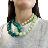 Collar de doble vuelta con cuentas de resina verde claro y verde oscuro, con cierre vintage con strass.