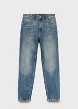 Pantalón jeans de tiro alto y corte mom-fit, color azul con lavado claro, con trabillas para cinto, cinco bolsillos y cierre frontal con cremallera y botón.