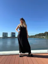 Mono largo color beige claro, de lino con lurex, con breteles finos y corte amplio.