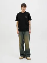 Remera negra de algodón con cuello redondo, manga corta y fit relajado. Presenta un pequeño estampado en el pecho con la inscripción "Originals".