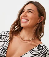 Collar de capas dorado con cadena de eslabones y cierre de langosta.