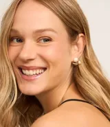 Set de tres pares de aros pequeños: un par de aros argolla, un par de aros de botón con perlas y un par de aros con perla grande y perla pequeña desmontable.