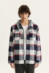 Campera Levis de franela a cuadros con capucha gris de algodón. Cierre frontal con botones a presión y dos bolsillos con solapa en el pecho.