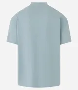 Remera de corte relaxed, confeccionada en algodón de tejido grueso con cuello redondo y mangas cortas.