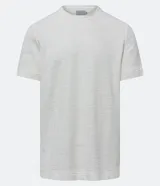 Remera de hombre, corte regular, color blanco, con cuello redondo y mangas cortas. Presenta una textura diferenciada en el tejido de media malla.