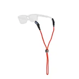 Sujeta lentes Chums Ripcord Solids color rojo, con terminales ajustables de goma negra y logo de la marca en el ajustador central.