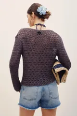 Sweater de punto calado color gris oscuro, de manga larga y diseño holgado.