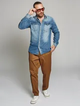 Pantalón de jogging color marrón confeccionado en algodón y tencel, de corte recto y estilo casual.