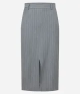 Pollera lápiz de sastrería color gris con finas rayas verticales, cintura estructurada con trabillas, caída recta y una abertura frontal discreta.