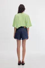 Short de denim azul de tiro alto, corte holgado y pierna ancha, con costuras verticales decorativas en el frente.