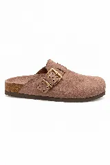 Zueco de gamuza color marrón claro, con hebilla metálica dorada ajustable y suela de corcho con base de goma.