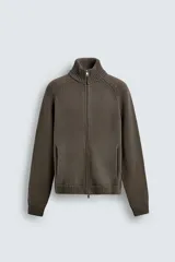 Chaqueta relaxed fit de punto tejido en hilatura con mezcla de algodón, color gris oscuro, con cuello subido, manga larga, acabados en rib, efecto lavado, bolsillos laterales y cierre frontal con cremallera.