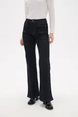 Pantalon de jean azul oscuro con corte flare, tiro alto y bolsillos frontales tipo parche.
