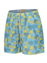 Short de baño celeste RKF modelo Izam, con estampado tropical de limones amarillos y hojas de costilla de Adán en tonos verdes y grises. Cuenta con cintura elástica con cordón ajustable grueso y bolsillos laterales.