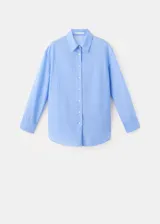 Camisa de manga larga con diseño a rayas en tonos celestes y blancos, cuello camisero y cierre frontal con botones.