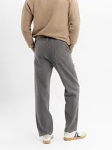 Jean de corte carpintero en color beige, con diseño de cinco bolsillos y costuras reforzadas.