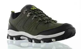 Championes de trekking Topper modelo Gondor II, color verde oliva con detalles en negro y blanco. Presentan un diseño robusto con suela de goma dentada para mayor tracción, puntera reforzada y sistema de cordones con ganchos metálicos.