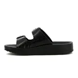 Sandalias negras con dos tiras con hebillas metálicas ajustables y suela de plataforma baja.