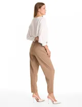 Pantalón de corte relajado con frente liso y cintura elástica en la parte posterior. Presenta una silueta fluida con pierna sutilmente entallada, bolsillos laterales diagonales y bolsillos traseros simulados.