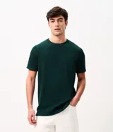 Remera de manga corta y cuello redondo, confeccionada en tejido de media malla con textura vertical. Presenta un diseño minimalista y versátil, ideal para un look casual.