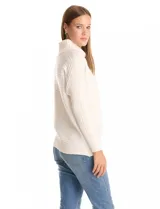 Buzo de tejido acanalado color blanco, con cuello alto y diseño de patrón en V en el frente. Presenta un corte holgado con mangas integradas sin costura de sisa.