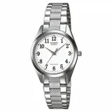 Reloj análogo Casio Quartz para mujer, con caja y pulsera de acero inoxidable plateado. Esfera blanca con números arábigos negros y manecillas negras. Presenta la inscripción "WATER RESIST" en la parte inferior de la esfera.