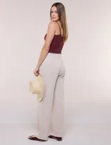 Top crop ajustado negro de estilo corsé, con tirantes finos regulables y escote corazón. Cuenta con costuras verticales decorativas en el frente.