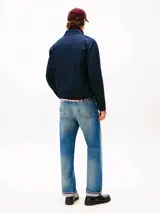 Campera clásica de estilo Ivy en color azul marino, confeccionada en algodón BCI. Presenta cuello camisero, cierre frontal de cremallera, bolsillos laterales y el logo de la bandera de Tommy Hilfiger bordado en el pecho.