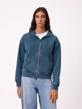 Canguro con cierre frontal y capucha, color gris con efecto desgastado. Presenta bolsillos laterales y logo bordado en el pecho.