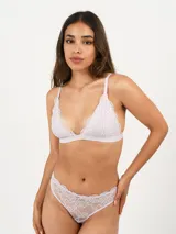 Soutien triangular confeccionado en encaje celeste con detalles florales, tirantes finos regulables y banda elástica inferior lisa.