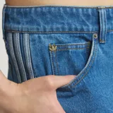 Shorts de denim estilo bermuda extragrande, de tiro alto y diseño holgado, con las clásicas franjas laterales de la marca.