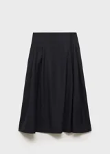 Falda larga de corte evasé en color negro, confeccionada en tejido fluido con detalle de pinzas y bolsillos laterales. Cuenta con cierre de cremallera y gancho.