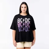 Remera negra de corte holgado y escote redondo, de manga corta con detalles de bordado y encaje macramé en las mangas.