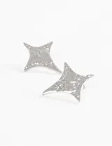 Par de caravanas plateadas con forma de estrella de cuatro puntas y textura irregular.