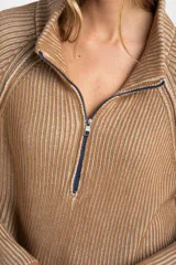 Sweater marrón de punto acanalado, con cuello alto, cierre frontal parcial con cremallera y manga larga.