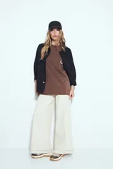 Remerón de manga corta color terracota con efecto gastado, silueta amplia y bolsillo aplicado con bordado de perro salchicha.