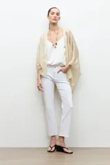 Ruana de tejido abierto con hilo de lurex dorado, diseño amplio y caída ligera.