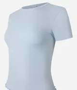 Blusa básica de manga corta y cuello redondo, confeccionada en viscosa texturizada de canalé con elastano y detalle de terminación ondulada en el bajo.