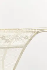 Tanga de tiro medio confeccionada en algodón con detalles de encaje floral a tono y laterales de elástico fino.